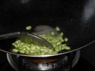 青椒毛豆炒香菇的做法步骤：3