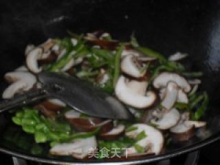 青椒毛豆炒香菇的做法步骤：4