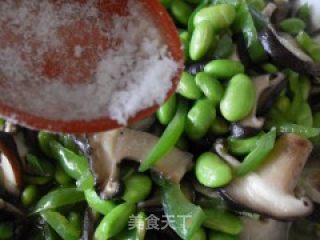 青椒毛豆炒香菇的做法步骤：6