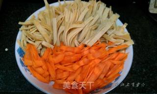 青椒炒干豆腐的做法步骤：1