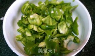 青椒炒豆腐的做法步骤：2