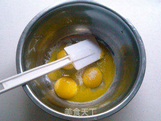 哈密瓜戚风蛋糕 --- 更快制作戚风小窍门的做法步骤：2