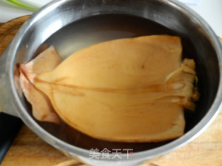 菜椒鱿鱼干的做法步骤：1