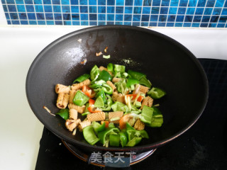 菜椒鱿鱼干的做法步骤：7