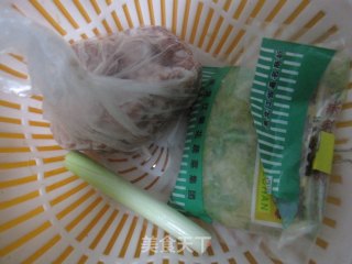 猪肉酸菜馅水煎饺的做法步骤：1