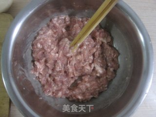 猪肉酸菜馅水煎饺的做法步骤：2