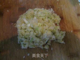 猪肉酸菜馅水煎饺的做法步骤：3