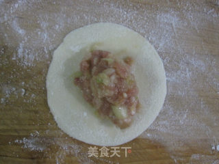 猪肉酸菜馅水煎饺的做法步骤：6
