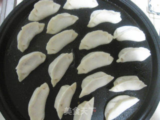 猪肉酸菜馅水煎饺的做法步骤：9