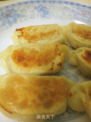 猪肉酸菜馅水煎饺的做法步骤：11