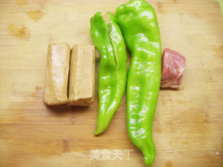 肉炒尖椒素鸡的做法步骤：1