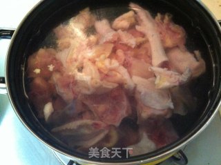 土鸡炖山药----秋天滋补汤的做法步骤：1