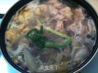 土鸡炖山药----秋天滋补汤的做法步骤：2