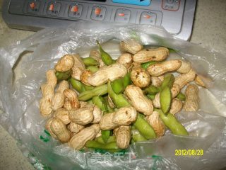 花生煮毛豆豆的做法步骤：1