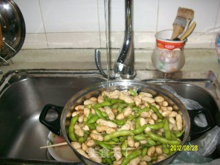 花生煮毛豆豆的做法步骤：2