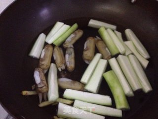 超级简单清爽无油烟的丝瓜蛏子汤的做法步骤：5