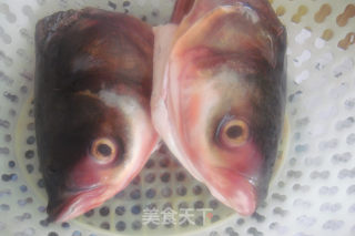 小锅鱼头豆腐---小妞家庭版的做法步骤：1