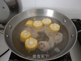 一道缓解压力的家常汤-----莲藕炖排骨的做法步骤：5