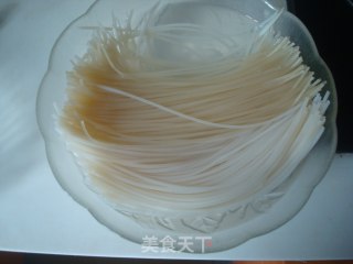 蚝油炒米粉的做法步骤：1