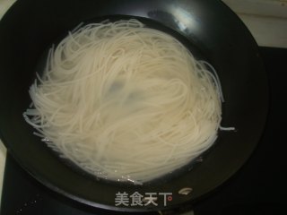 蚝油炒米粉的做法步骤：2