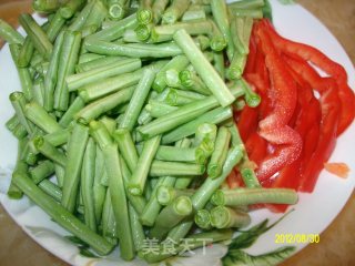 彩椒肉丝烧豇豆的做法步骤：1