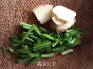 鲫鱼葱花汤的做法步骤：2