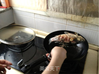 鲫鱼葱花汤的做法步骤：4