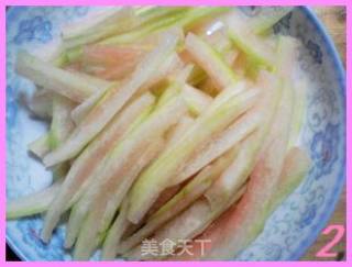 清爽一下----蒜蓉西瓜皮的做法步骤：2