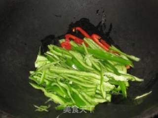 土豆炒青椒的做法步骤：4