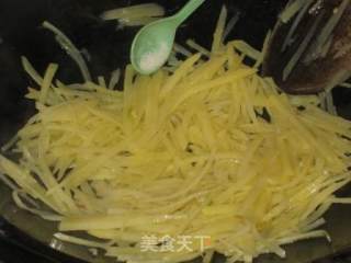 土豆炒青椒的做法步骤：7