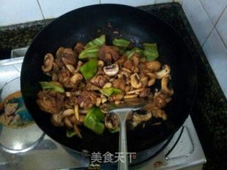 口蘑炒鸡腿的做法步骤：8