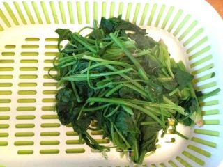 菠菜炒猪肝的做法步骤：2