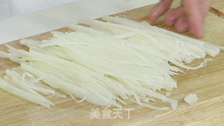 清炒土豆丝的做法步骤：1