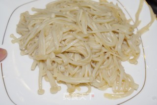 铁板烧带回家。。。培根金针菇卷的做法步骤：4