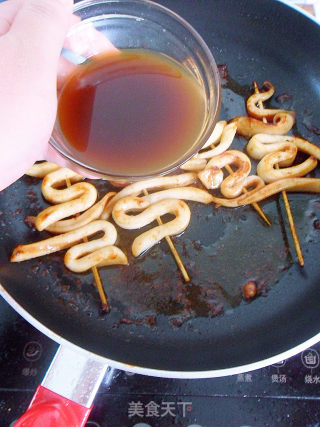 平底锅做烧烤【串烧鱿鱼】（解馋小吃）的做法步骤：9