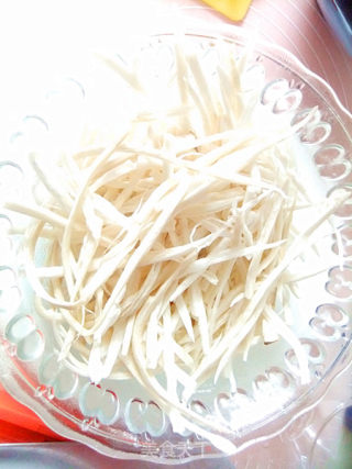 手撕杏鲍菇炒彩椒的做法步骤：2