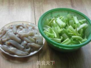 芹茱炒目鱼的做法步骤：1