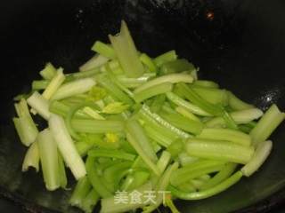 芹茱炒目鱼的做法步骤：6