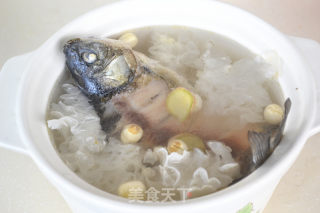 初秋养胃汤——银耳莲子鲫鱼汤的做法步骤：5