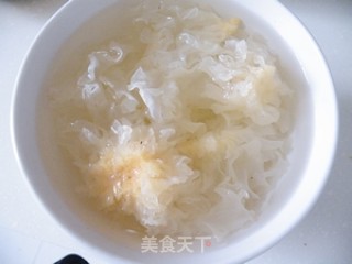 美容养颜甜品------木瓜银耳糖水的做法步骤：2