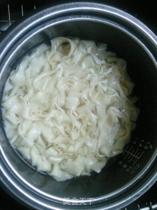 牛肉炒宽面的做法步骤：3