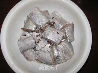 干炸带鱼的做法步骤：1