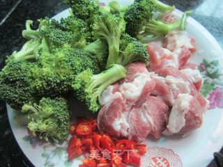 西兰花烧肉的做法步骤：2
