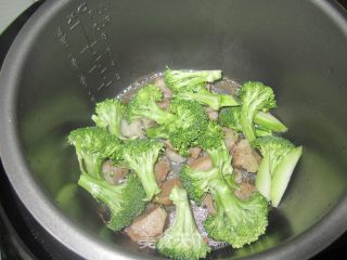 西兰花烧肉的做法步骤：6