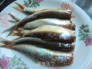 油炸小河鱼的做法步骤：1