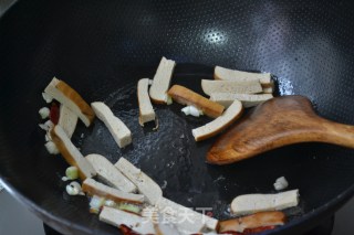 快手小炒-【西芹炒香干】的做法步骤：5
