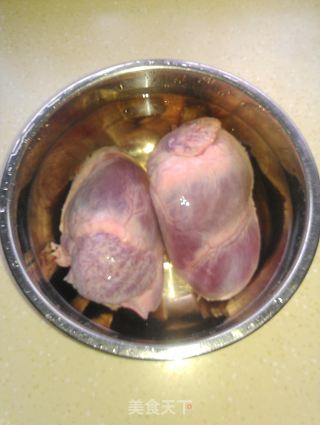 红枣桂圆猪心汤的做法步骤：2