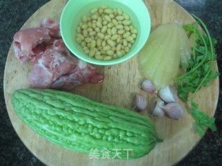 黄豆苦瓜汤的做法步骤：1