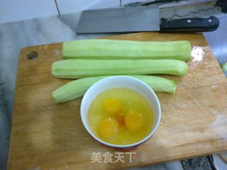 丝瓜炒鸡蛋的做法步骤：1