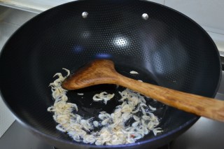 秋季暖身汤-【番茄虾皮蛋花汤】的做法步骤：2